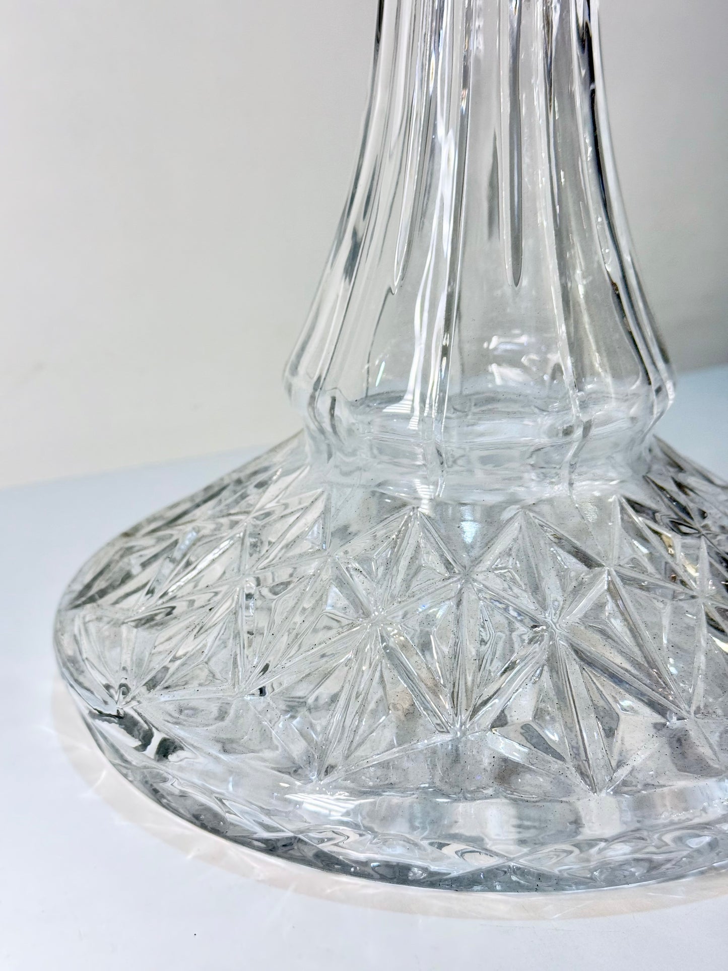 Glasbowl mit Verzierungen