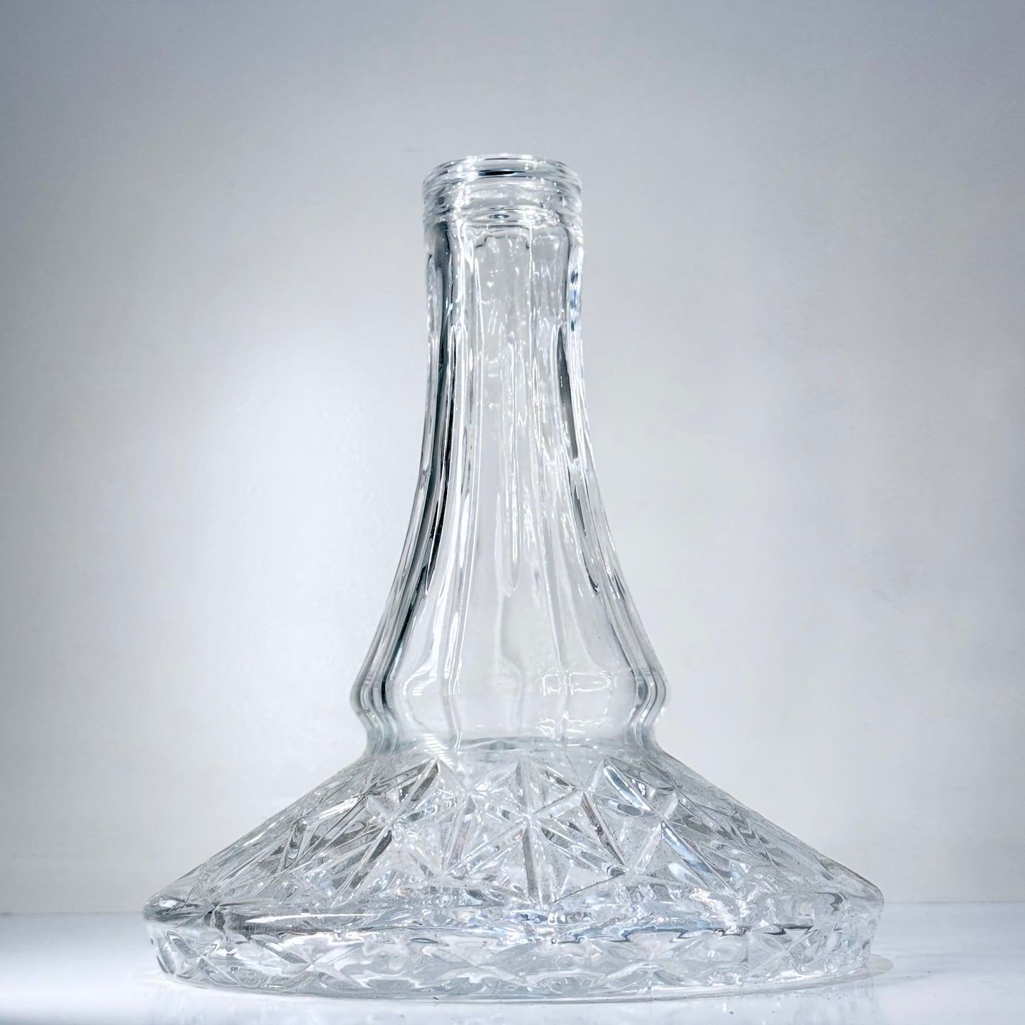 Glasbowl mit Verzierungen