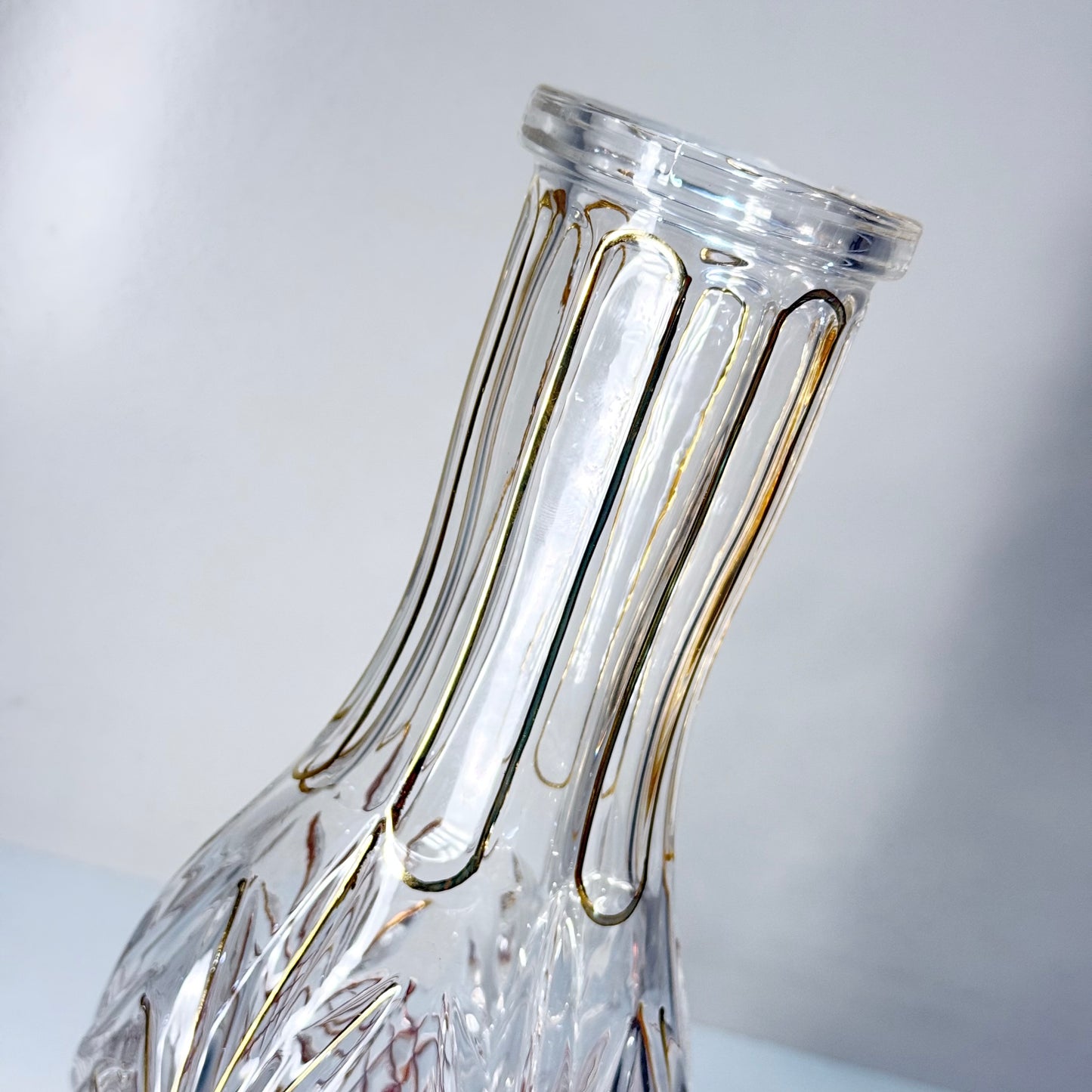 Glasbowl mit Verzierungen