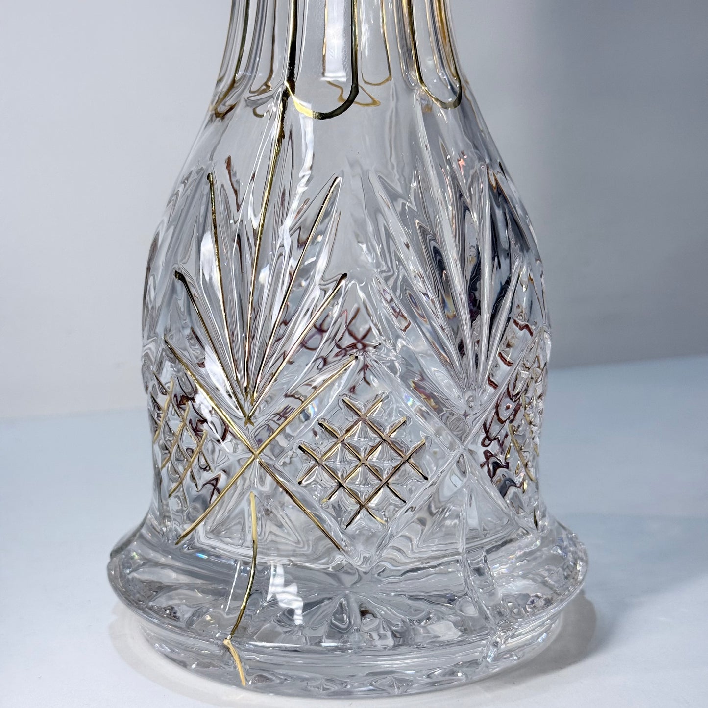 Glasbowl mit Verzierungen